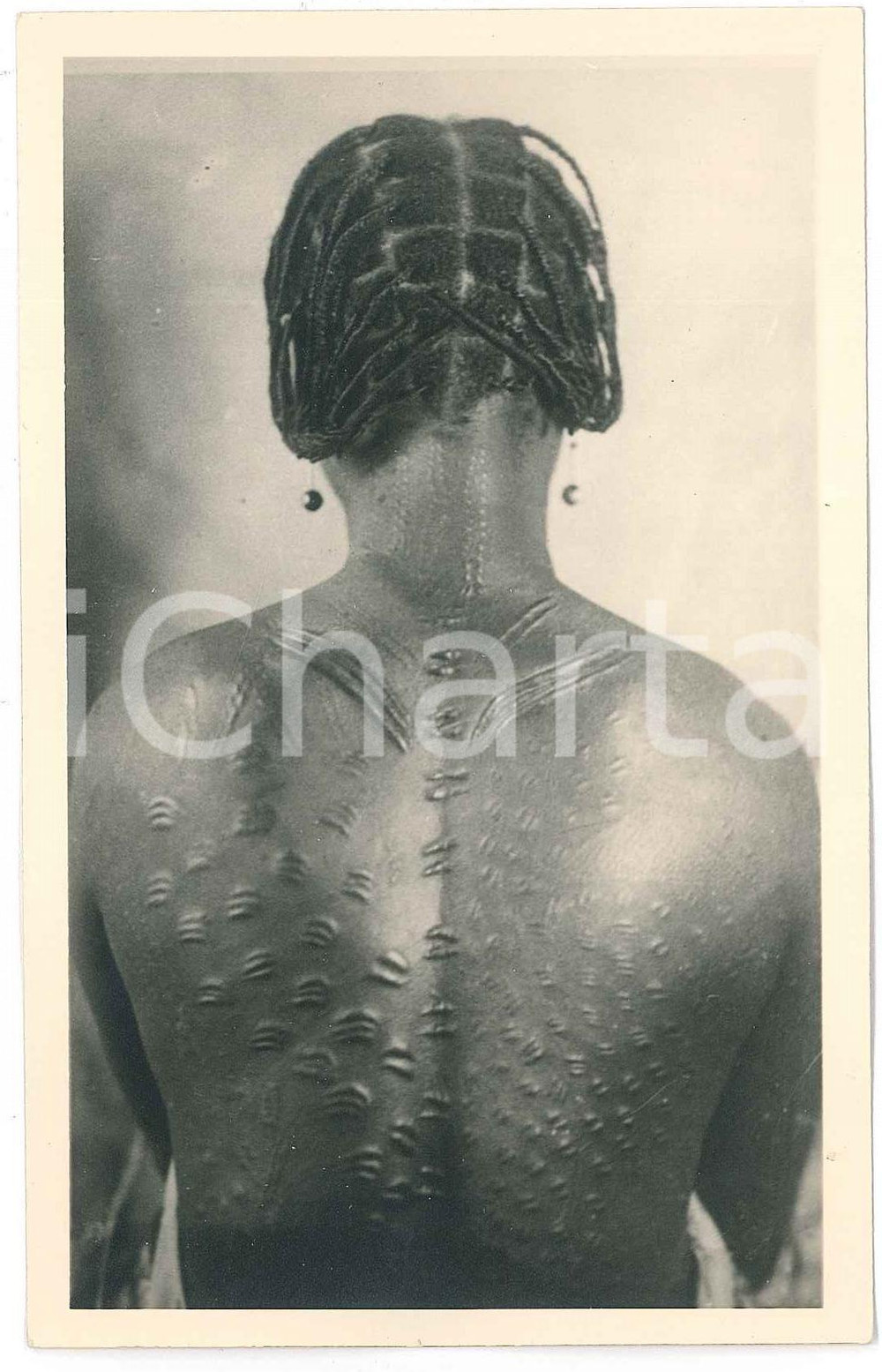 1930 ca C. ZAGOURSKI «L'Afrique qui disparaît» Femme Equateur - Scarification  Fotocartolina postale d'epoca, appartenente alla serie &laquo;L'Afrique qui dispara&icirc;t&raquo; del fotografo Casimir Zagourski (L&eacute;opoldville), n&deg; 37.Non viaggiata.Timbro al verso: "Henri Nicaise Photographe - Namur".CONDIZIONI: GFORMATO: 9x14 cm    originale e autentica 1
