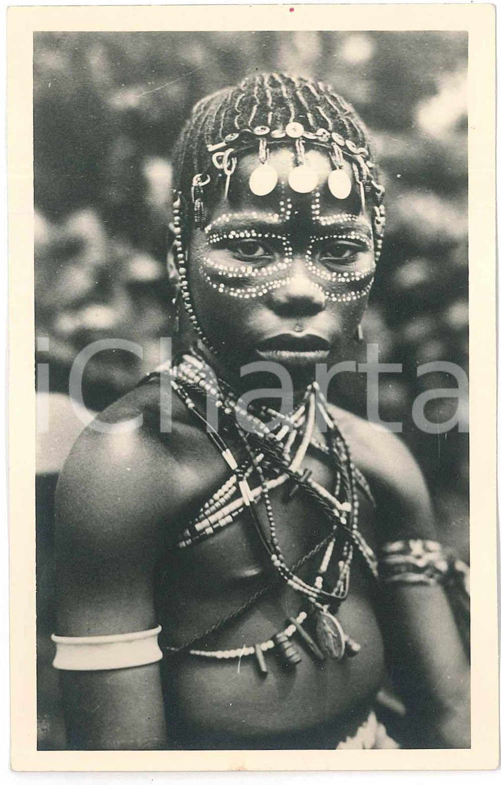 1930 ca C. ZAGOURSKI «L'Afrique qui disparaît» Danseuse de YAKOMA - Postcard n. 40  Fotocartolina postale d'epoca, appartenente alla serie &laquo;L'Afrique qui dispara&icirc;t&raquo; del fotografo Casimir Zagourski (L&eacute;opoldville), n&deg; 40.Non viaggiata.Timbro al verso: "Henri Nicaise Photographe - Namur".CONDIZIONI: GFORMATO: 9x14 cm    originale e autentica 1