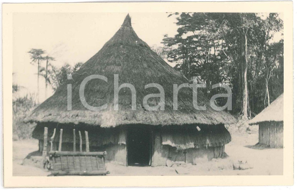 1930 ca C. ZAGOURSKI «L'Afrique qui disparaît» Maison MBOUAKA - Postcard n.53  Fotocartolina postale d'epoca, appartenente alla 2^serie &laquo;L'Afrique qui dispara&icirc;t&raquo; del fotografo Casimir Zagourski (L&eacute;opoldville), n&deg; 53.Non viaggiata.Timbro al verso: "Henri Nicaise Photographe - Namur".CONDIZIONI: GFORMATO: 9x14 cm    originale e autentica 1