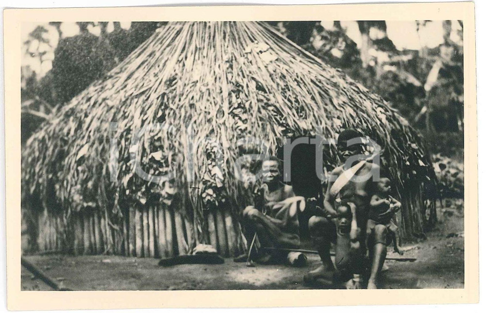 1930 ca C. ZAGOURSKI «L'Afrique qui disparaît» Pr. Or. Ituri case - Postcard 82  Fotocartolina postale d'epoca, appartenente alla serie &laquo;L'Afrique qui dispara&icirc;t&raquo; del fotografo Casimir Zagourski (L&eacute;opoldville), n&deg; 82.Non viaggiata.Timbro al verso: "Henri Nicaise Photographe - Namur".CONDIZIONI: GFORMATO: 14x9 cm    originale e autentica 1