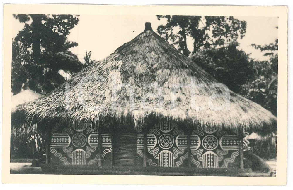 1930 C. ZAGOURSKI «L'Afrique qui disparaît» MANGBETU - Village EKIBONDO n. 68  Fotocartolina postale d'epoca, appartenente alla serie &laquo;L'Afrique qui dispara&icirc;t&raquo; del fotografo Casimir Zagourski (L&eacute;opoldville).N&deg; 68, non viaggiata.Timbro al verso : "Henri Nicaise Photographe - Namur".CONDIZIONI: GFORMATO: 14x9 cm    originale e autentica 1