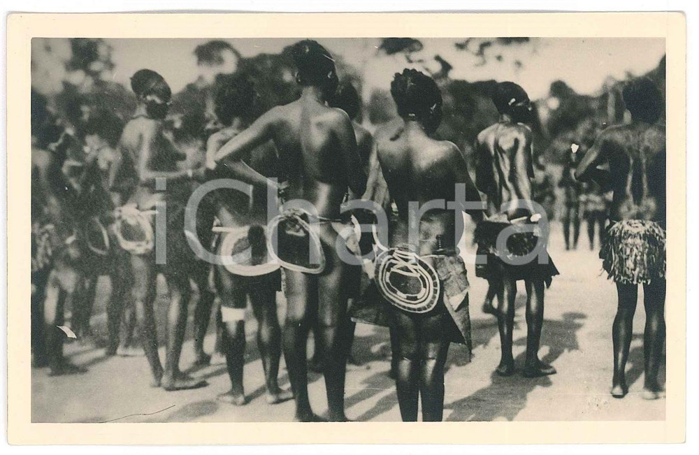 1930 ca C. ZAGOURSKI «L'Afrique qui disparaît» - Femmes MANGBETU *Postcard 50  Fotocartolina postale d'epoca, appartenente alla 1^serie &laquo;L'Afrique qui dispara&icirc;t&raquo; del fotografo Casimir Zagourski (L&eacute;opoldville), n&deg; 50.Non viaggiata.Timbro al verso : "Henri Nicaise Photographe - Namur".CONDIZIONI: GFORMATO: 14x9 cm    originale e autentica 1