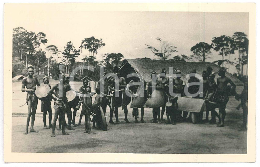 1930 ca C. ZAGOURSKI «L'Afrique qui disparaît» MANGBETU - Tam tam *Postcard 72  Fotocartolina postale d'epoca, appartenente alla serie &laquo;L'Afrique qui dispara&icirc;t&raquo; del fotografo Casimir Zagourski (L&eacute;opoldville).N&deg; 72, non viaggiata.Timbro ulteriore al verso del fotografo Henri Nicaise - Namur.CONDIZIONI: G (minima sbrecciatura angolare)FORMATO: 14x9 cm    originale e autentica 1