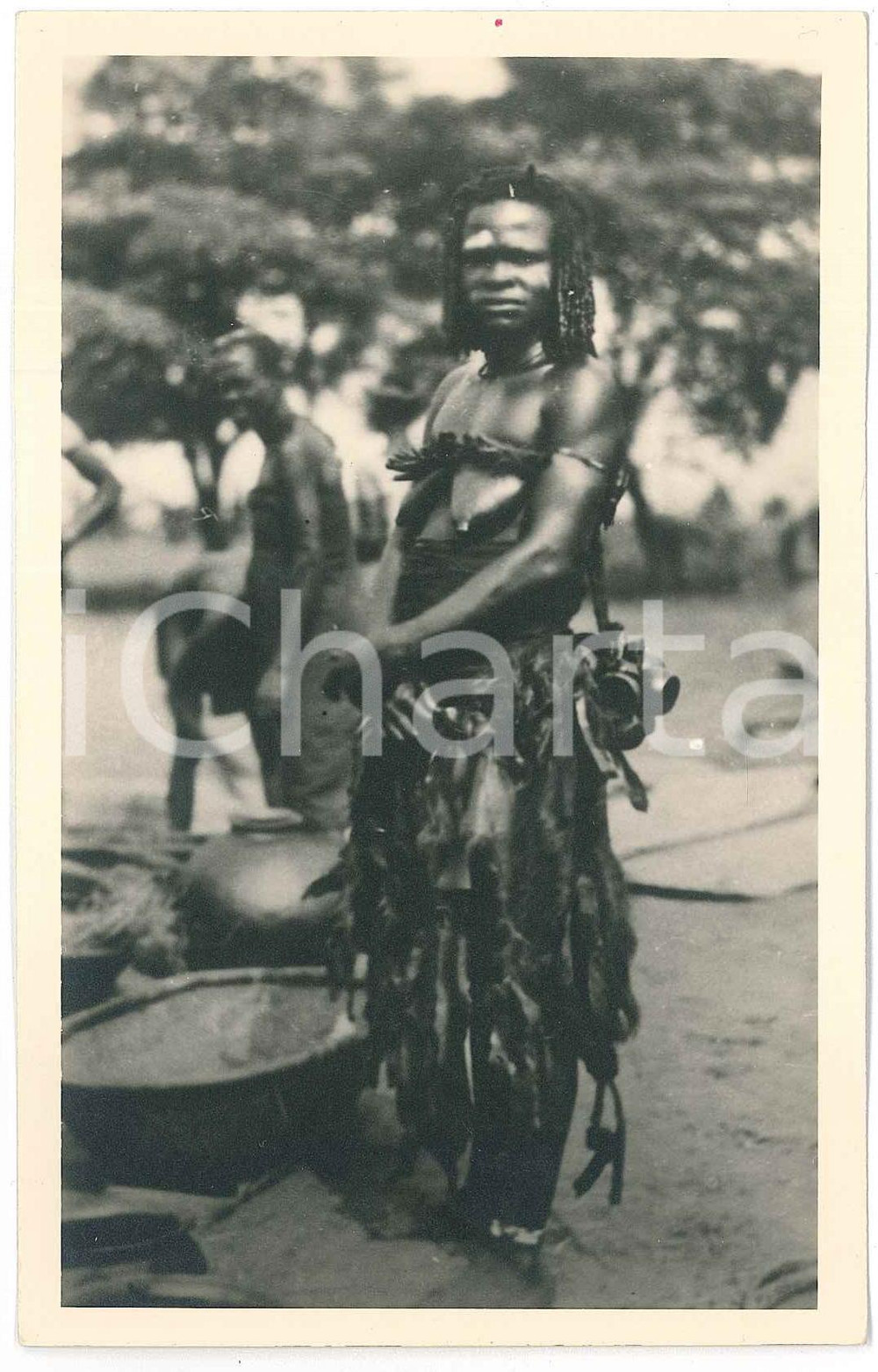 1930 ca C. ZAGOURSKI «L'Afrique qui disparaît» - Sankuru - Accoucheuse *Postcard  Fotocartolina postale d'epoca, appartenente alla serie «L'Afrique qui disparaît» del fotografo Casimir Zagourski (Léopoldville), n° 24.Non viaggiata.Timbro al verso : "Henri Nicaise Photographe - Namur"  GOOD/buono  FORMATO: 9x14 cm originale e autentica 1