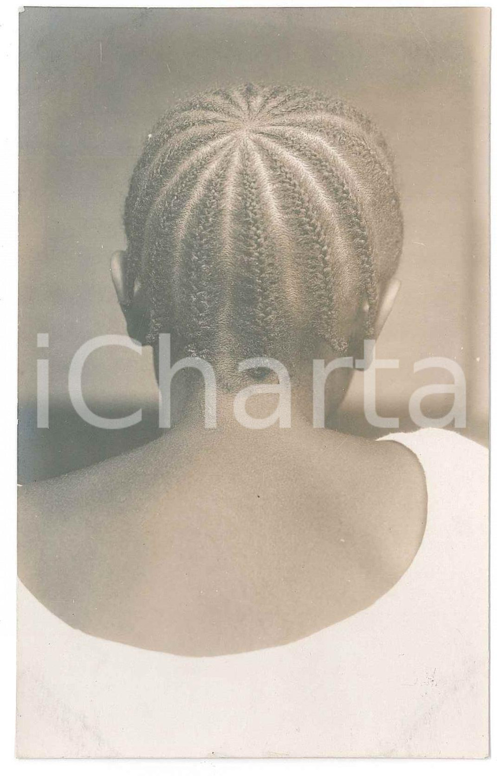 1930 C. ZAGOURSKI «L'Afrique qui disparaît»  Coiffures africaines - Postcard  Fotografia seriale d'epoca, appartenente alla serie &laquo;L'Afrique qui dispara&icirc;t&raquo; del fotografo Casimir Zagourski (L&eacute;opoldville).N&deg; 153, non viaggiata.CONDIZIONI: G FORMATO: 9x14 cm    originale e autentica 1