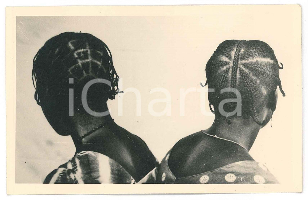 1930 ca C. ZAGOURSKI «L'Afrique qui disparaît» Coiffures africaines *n° 154  Fotocartolina postale d'epoca, appartenente alla serie &laquo;L'Afrique qui dispara&icirc;t&raquo; del fotografo Casimir Zagourski (L&eacute;opoldville).N&deg; 154, non viaggiata.Timbro al verso : "Henri Nicaise Photographe - Namur".CONDIZIONI: GFORMATO: 14x9 cm    originale e autentica 1