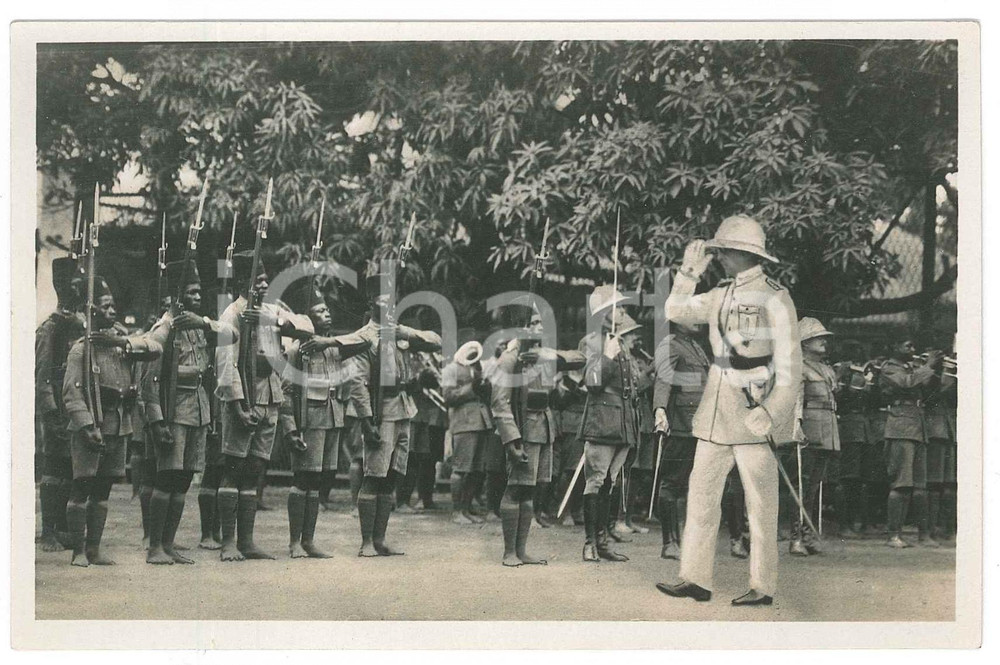 1928 ZAGOURSKI CONGO BELGE Visite roi Albert Ier - Inspection troupes *Postcard  Fotocartolina postale d'epoca, opera del fotografo Casimir Zagourski (Kinshasa, Congo Belge).CONDIZIONI: GFORMATO: 14x9 cm    originale e autentica 1