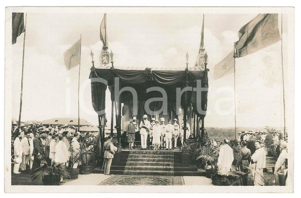 1928 C. ZAGOURSKI - CONGO BELGE Visite roi Albert Ier - Cérémonie *Postcard  Fotocartolina postale d'epoca, opera del fotografo Casimir Zagourski (Kinshasa, Congo Belge).Sono ritratti Alberto I del Belgio ed Elisabetta di Baviera alla cerimonia che si svolse presso il monumento a Leopoldo II.CONDIZIONI: F (piccola piegatura angolare)FORMATO: 14x9 cm    originale e autentica 1