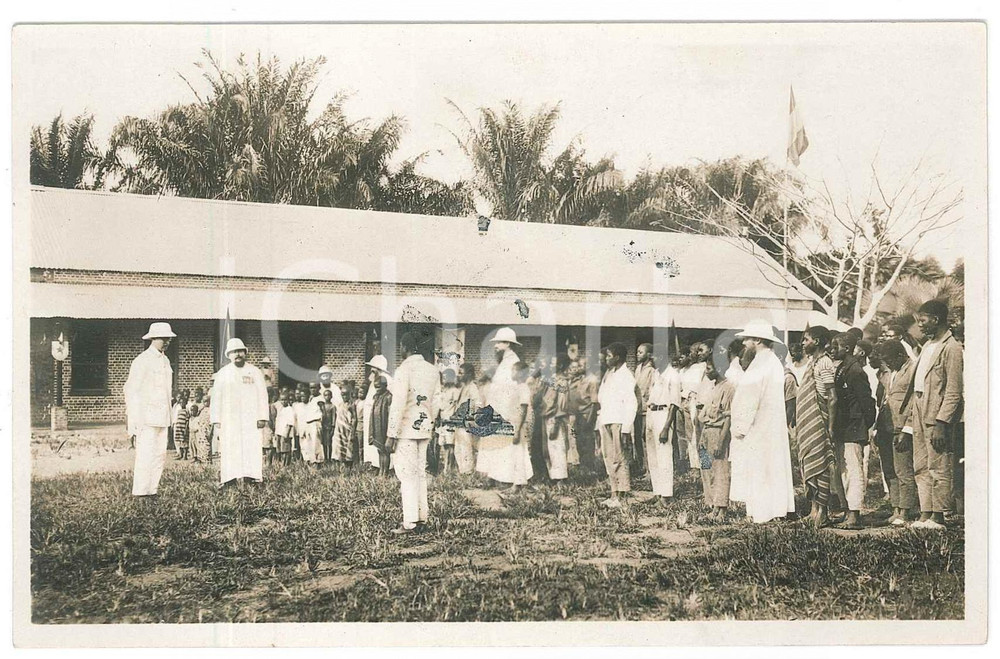 1928 C. ZAGOURSKI - CONGO BELGE Visite roi Albert Ier - Ecole à KINTAMBO  Fotocartolina postale d'epoca, opera del fotografo Casimir Zagourski (Kinshasa, Congo Belge).E' ritratta la visita di Alberto I del Belgio presso la scuola dei Fr&egrave;res des Ecoles Chr&eacute;tiennes (FEC).CONDIZIONI: VP (macchie di inchiostro)FORMATO: 14x9 cm    originale e autentica 1