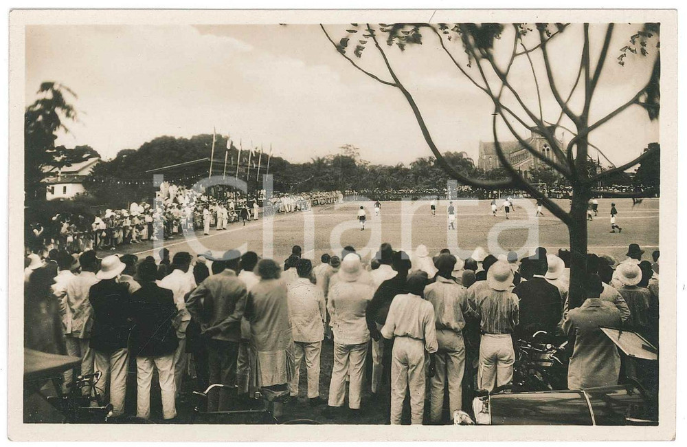 1928 C. ZAGOURSKI - CONGO BELGE Visite roi Albert Ier - Match football *Postcard  Fotocartolina postale d'epoca, opera del fotografo Casimir Zagourski (Kinshasa, Congo Belge).E' ritratta una partita di calcio in onore dei sovrani, con la chiesa di S. Anna sullo sfondo.CONDIZIONI: GFORMATO: 14x9 cm    originale e autentica 1