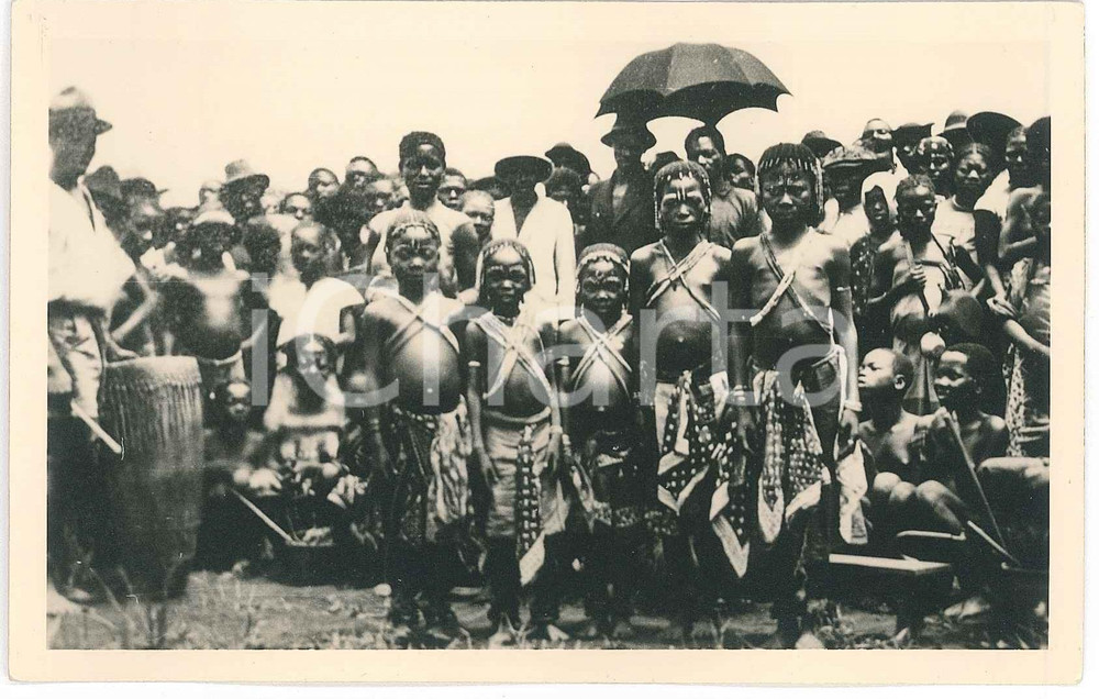 1930 ZAGOURSKI «L'Afrique qui disparaît» A.E.F. Mobaye - Danseuses *Postcard 133  Fotocartolina postale d'epoca, appartenente alla serie &laquo;L'Afrique qui dispara&icirc;t&raquo; del fotografo Casimir Zagourski (L&eacute;opoldville).Serie I n&deg; 133, non viaggiata.Timbro ulteriore del fotografo Henri Nicaise - Namur.CONDIZIONI: G FORMATO:  14x9 cm    originale e autentica 1