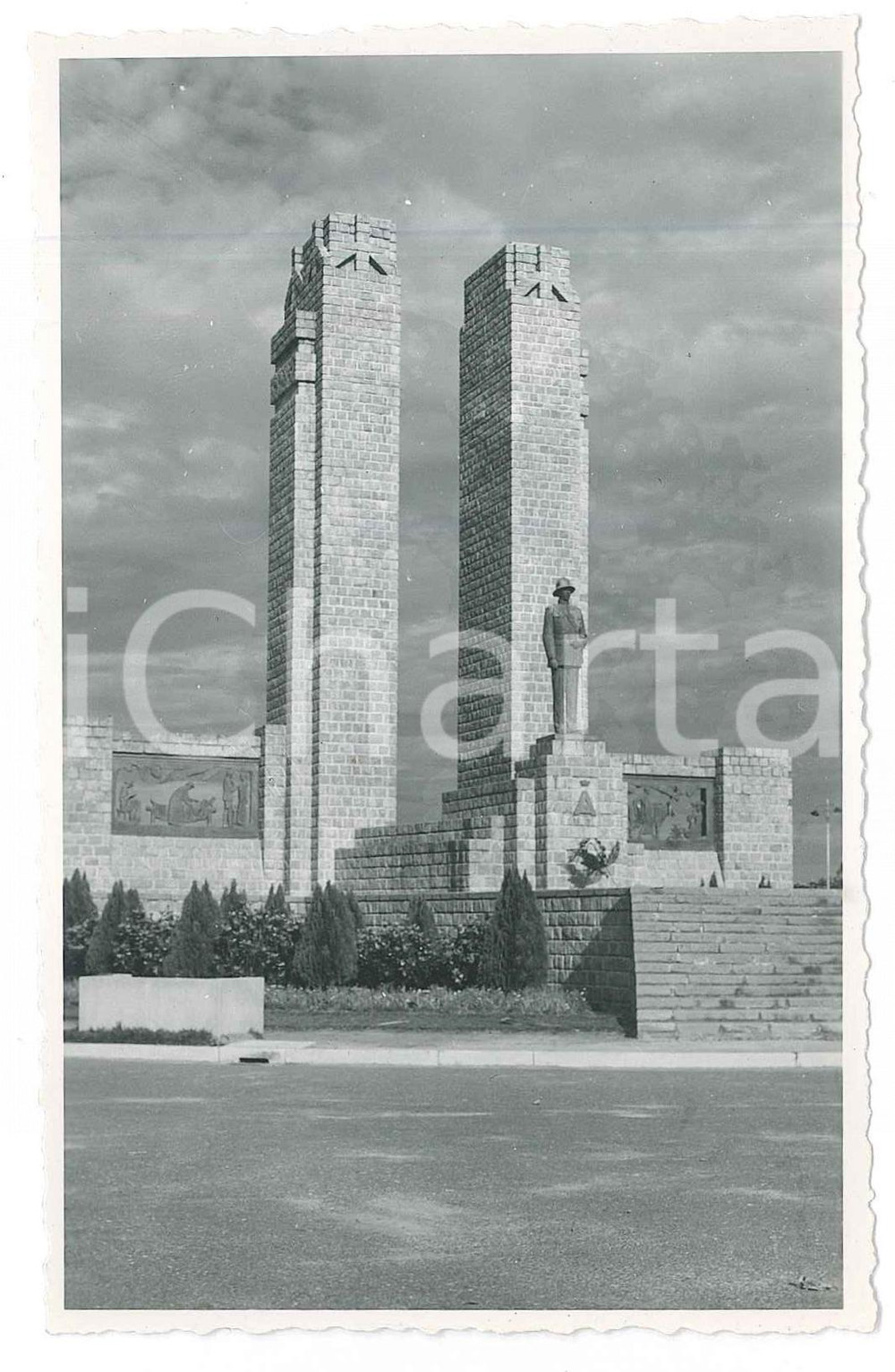 1935 C. ZAGOURSKI (?) LEOPOLDVILLE - Monument au roi Albert 1er *Photo 9x14 cm  Fotocartolina postale d'epoca, attibuita al fotografo Casimir Zagourski, non viaggiata.CONDIZIONI: G FORMATO: 9x14 cm    originale e autentica 1