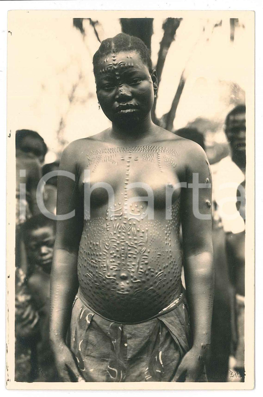 1930 C. ZAGOURSKI «L'Afrique qui disparaît» Type BANGALA de l'Equateur *n.35  Fotocartolina postale d'epoca, appartenente alla serie &laquo;L'Afrique qui dispara&icirc;t&raquo; del fotografo Casimir Zagourski (L&eacute;opoldville).N&deg; 35, non viaggiata.CONDIZIONI: G (piccoli segni al lato sinistro)FORMATO: 9x14 cm     originale e autentica 1