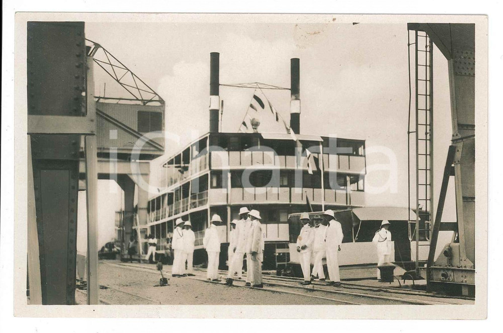 1928 CONGO BELGE - LEOPOLDVILLE  - Visite roi Albert Ier - Port - Photo Fotografia originale d'epoca, in formato cartolina postale, scattata durante la visita dei sovrani Alberto I ed Elisabetta del Belgio in Congo.Timbro del fotografo al verso.FOTOGRAFO: C. Zagourski - Kinshasa - Congo BelgeFORMATO: 14x9 cmCONDIZIONI: P (piegatura al lato inferiore; lieve macchia al lato superiore)    originale e autentica 1