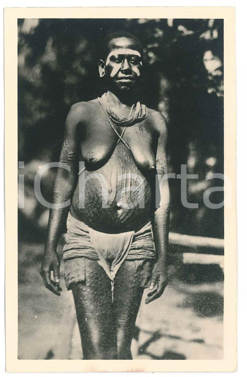 1930 ca C. ZAGOURSKI «L'Afrique qui disparaît» - Femme en deuil *Postcard 21  Fotocartolina postale d'epoca, appartenente alla serie &laquo;L'Afrique qui dispara&icirc;t&raquo; del fotografo Casimir Zagourski (L&eacute;opoldville).N&deg; 21, non viaggiata.Al verso timbro: "Henri Nicaise Photographe - Namur"CONDIZIONI: GFORMATO: 9x14 cm      originale e autentica 1