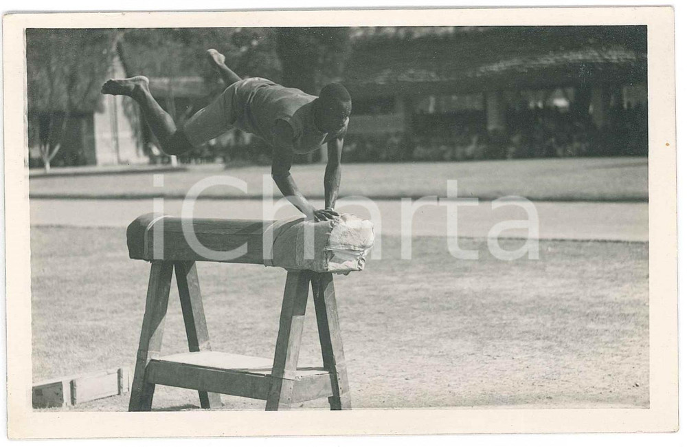 1930 ca C. ZAGOURSKI (?) KINSHASA CONGO Athlète indigène au cheval d'arçon PHOTO  Fotocartolina postale d'epoca, attibuita al fotografo Casimir Zagourski.CONDIZIONI: G (minime smussature angolari)FORMATO: 14x9 cm    originale e autentica 1