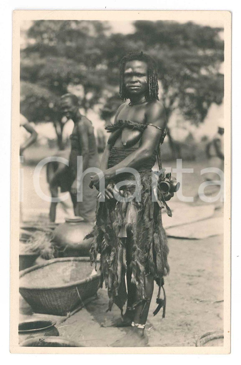 1930 ca C. ZAGOURSKI «L'Afrique qui disparaît» - LUSAMBO Accoucheuse *Postcard 24  Fotocartolina postale d'epoca, appartenente alla serie &laquo;L'Afrique qui dispara&icirc;t&raquo; del fotografo Casimir Zagourski (L&eacute;opoldville).N&deg; 24, non viaggiata.CONDIZIONI: F (piegature evidenti all'angolo superiore sinistro)FORMATO: 9x14 cm     originale e autentica 1