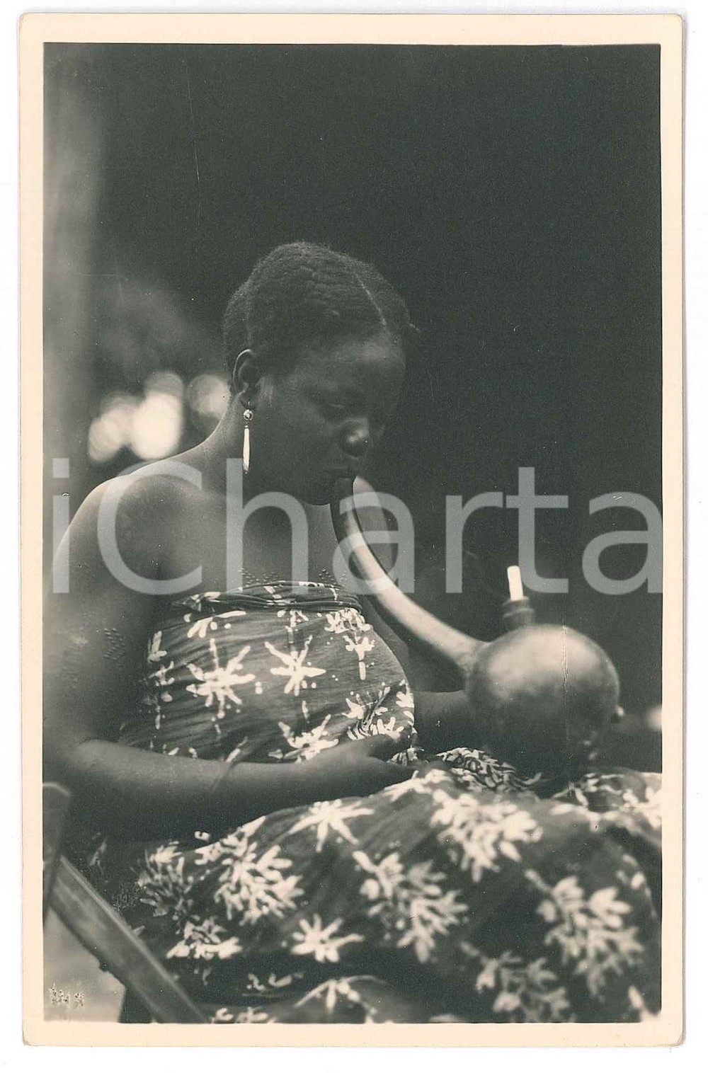 1930 ca Casimir ZAGOURSKI «L'Afrique qui disparaît» Une fumeuse *Postcard n.5  Fotocartolina postale d'epoca, appartenente alla serie &laquo;L'Afrique qui dispara&icirc;t&raquo; del fotografo Casimir Zagourski (L&eacute;opoldville).N&deg; 5, non viaggiata.Al verso timbro: "Henri Nicaise Photographe - Namur"CONDIZIONI: GFORMATO: 9x14 cm     originale e autentica 1
