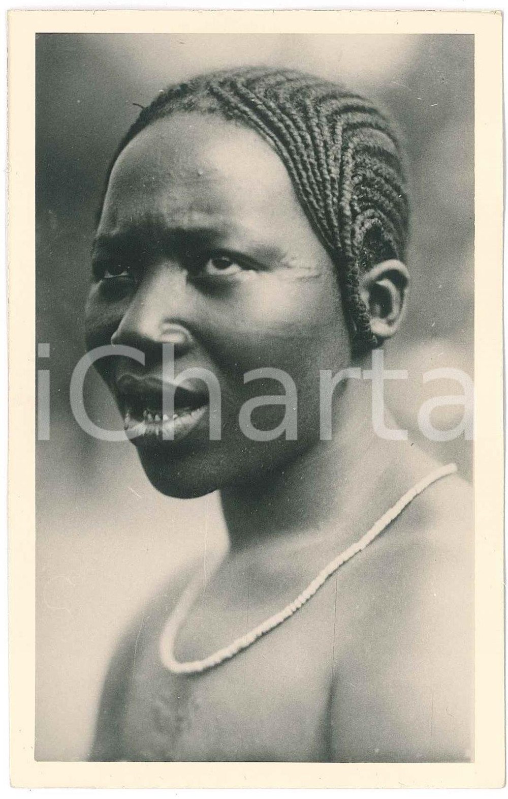 1930 ca C. ZAGOURSKI «L'Afrique qui disparaît»  Equateur - Femme M'BOUAKA - n°20  Fotocartolina postale d'epoca, appartenente alla 2^ serie &laquo;L'Afrique qui dispara&icirc;t&raquo; del fotografo Casimir Zagourski (L&eacute;opoldville).N&deg; 20, non viaggiata.Al verso timbro: "Henri Nicaise Photographe - Namur"CONDIZIONI: GFORMATO: 9x14 cm      originale e autentica 1