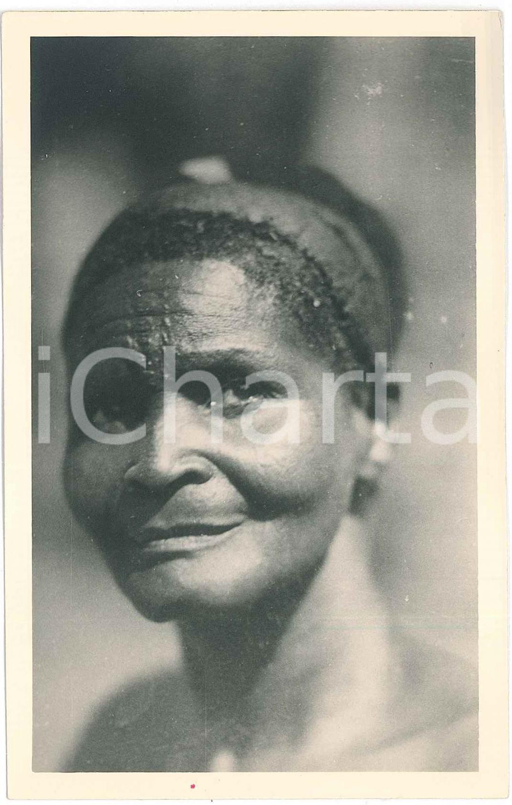 1930 ca C. ZAGOURSKI «L'Afrique qui disparaît»  Femme BANZA - Postcard n°17  Fotocartolina postale d'epoca, appartenente alla 2^ serie &laquo;L'Afrique qui dispara&icirc;t&raquo; del fotografo Casimir Zagourski (L&eacute;opoldville).N&deg; 17, non viaggiata.Al verso timbro: "Henri Nicaise Photographe - Namur"CONDIZIONI: F (piccoli difetti di stampa)FORMATO: 9x14 cm     originale e autentica 1