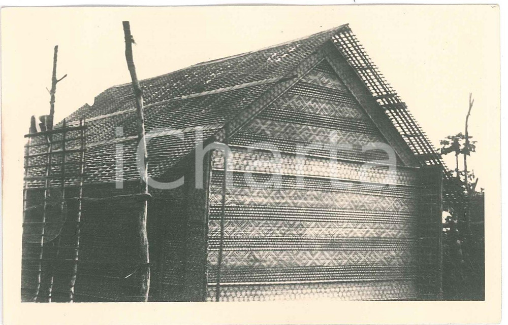 1930 ca Casimir ZAGOURSKI «L'Afrique qui disparaît» Bakuba, une maison *Postcard  Fotocartolina postale d'epoca, appartenente alla serie &laquo;L'Afrique qui dispara&icirc;t&raquo; del fotografo Casimir Zagourski (L&eacute;opoldville).Al verso timbro: "Henri Nicaise Photographe - Namur"N&deg;13, non viaggiata.CONDIZIONI: GFORMATO: 14x9 cm     originale e autentica 1