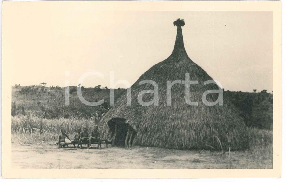 1930 ca C. ZAGOURSKI «L'Afrique qui disparaît»  A.E.F. Une hutte *Postcard n. 147  Fotografia seriale d'epoca, appartenente alla serie &laquo;L'Afrique qui dispara&icirc;t&raquo; del fotografo Casimir Zagourski (L&eacute;opoldville).N&deg; 147, non viaggiata.Al verso timbro: "Henri Nicaise Photographe - Namur"CONDIZIONI: G FORMATO: 14x9 cm    originale e autentica 1
