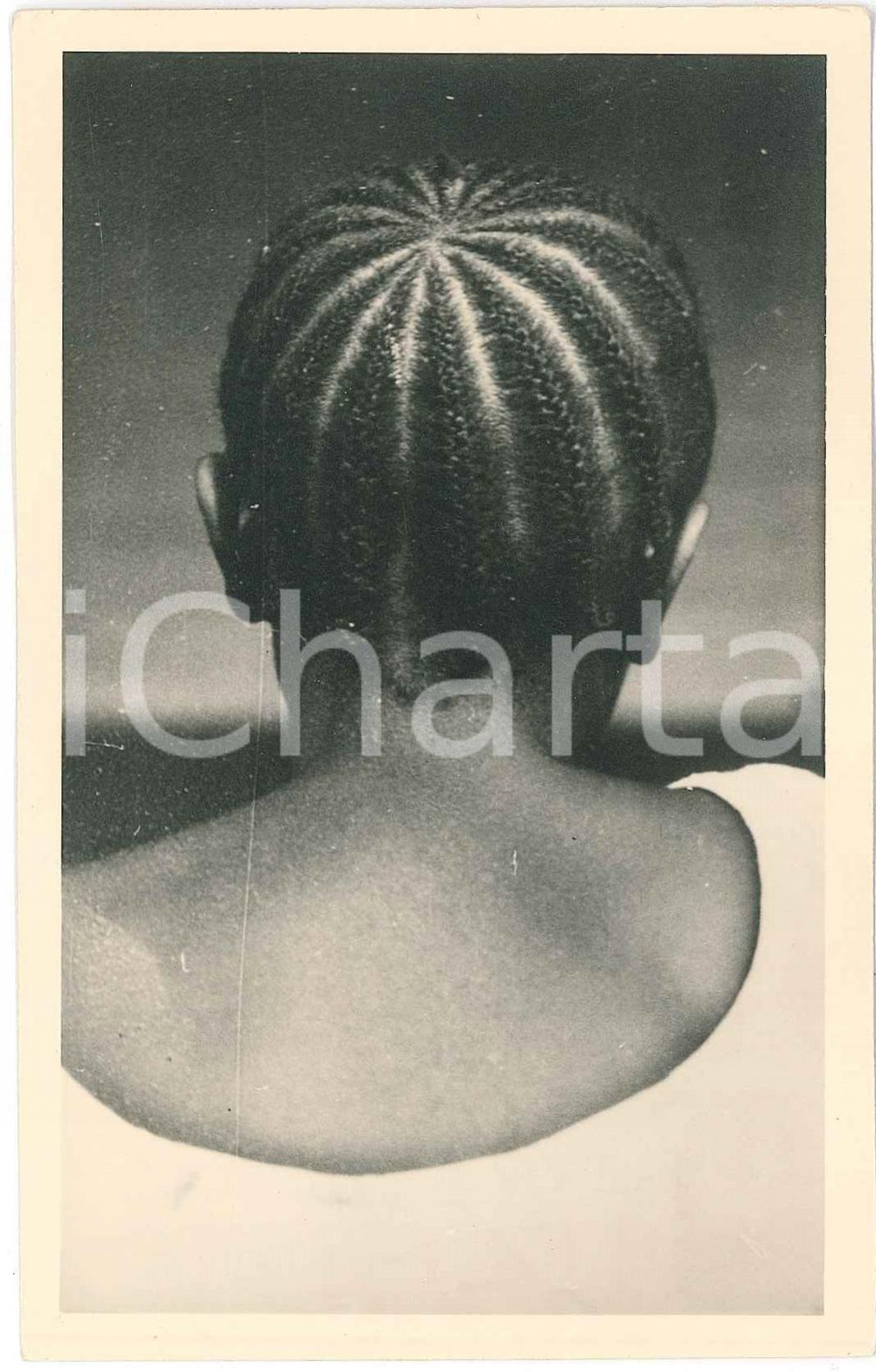 1930 ca C. ZAGOURSKI «L'Afrique qui disparaît» CONGO Coiffure africaine - n. 153  Fotocartolina postale d'epoca, appartenente alla serie &laquo;L'Afrique qui dispara&icirc;t&raquo; del fotografo Casimir Zagourski (L&eacute;opoldville).N&deg; 153, non viaggiata.Al verso timbro: "Henri Nicaise Photographe - Namur"CONDIZIONI: G FORMATO: 9x14 cm    originale e autentica 1