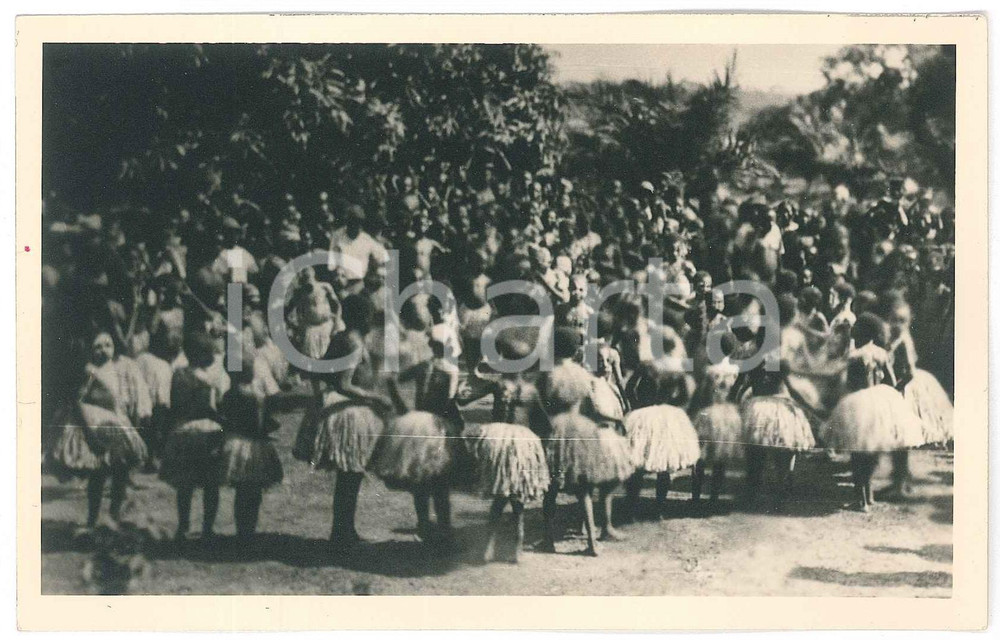 1930 ZAGOURSKI «L'Afrique qui disparaît» AEF Fête de circoncision *Postcard 128  Fotocartolina postale d'epoca, appartenente alla serie &laquo;L'Afrique qui dispara&icirc;t&raquo; del fotografo Casimir Zagourski (L&eacute;opoldville).N&deg; 128, non viaggiata.Al verso timbro: "Henri Nicaise Photographe - Namur".CONDIZIONI: G FORMATO: 14x9 cm     originale e autentica 1
