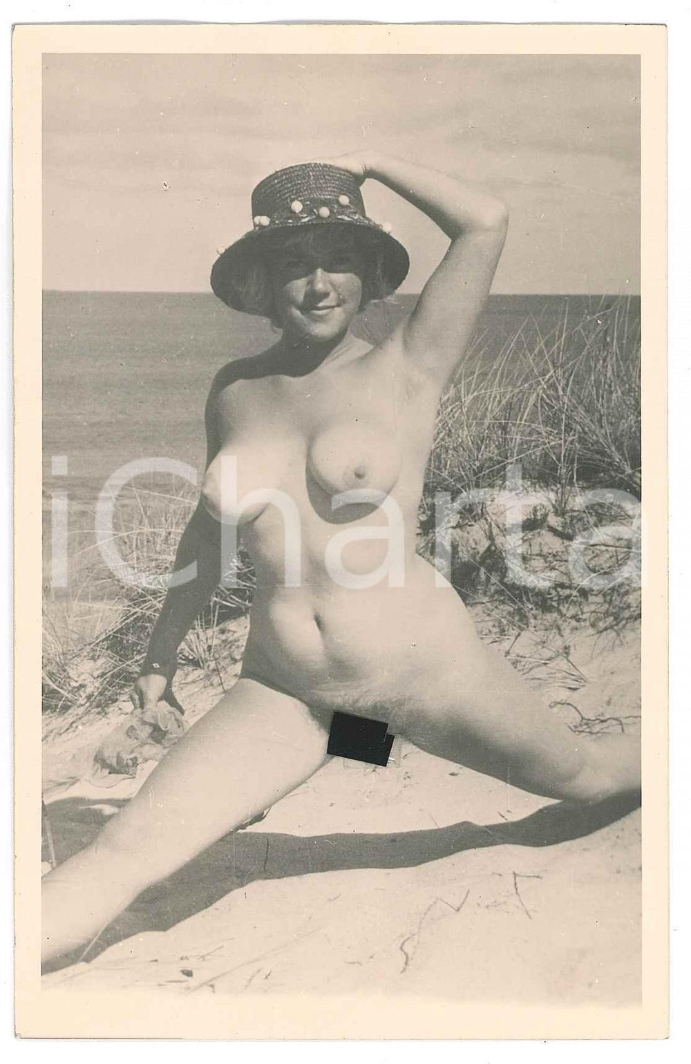 1950 ca EROTICA VINTAGE Naked girl on the beach - Postcard FP NV  Cartolina postale d'epoca, non viaggiata.CONDIZIONI: FAIR (lievi ondulature al margine superiore)FORMATO: FP    originale e autentica 1