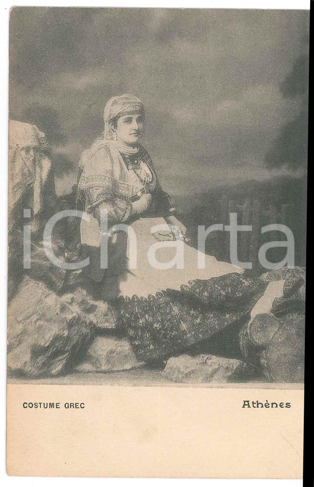 1900 ca ATHÈNES - GRÈCE Femme en costume grec - Carte postale FP NV  Cartolina postale d'epoca, non viaggiata.CONDIZIONI: FAIR (lievi smussature agli angoli)FORMATO: FP    originale e autentica 1