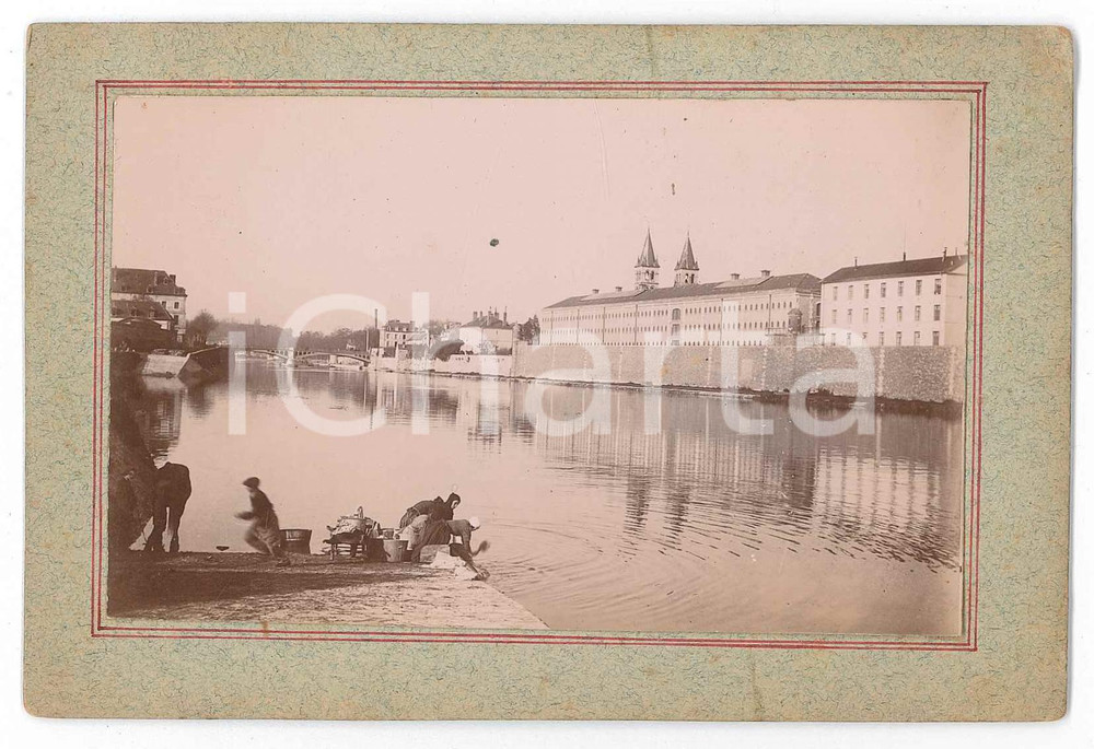 1897 MELUN (FRANCE) Vue de la Prison Centrale - Lavandières - Photo VINTAGE 13x9  Fotografia d'epoca, su cartoncino rigido, con didascalia al verso. GOOD/buono  Formato: 13x9 cm originale e autentica 1
