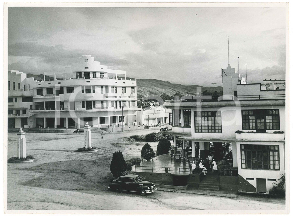 1948 BURUNDI - USUMBURA - Hotel OLYMPIA e PAGUIDAS *Foto J. MULDERS  Fotografia d'epoca, che reca al verso la didascalia originale.FOTOGRAFO: J. Mulders - Congopresse FAIR/discreto lievi graffi superficiali e difetti di stampa Formato: 24x18 cm originale e autentica 1