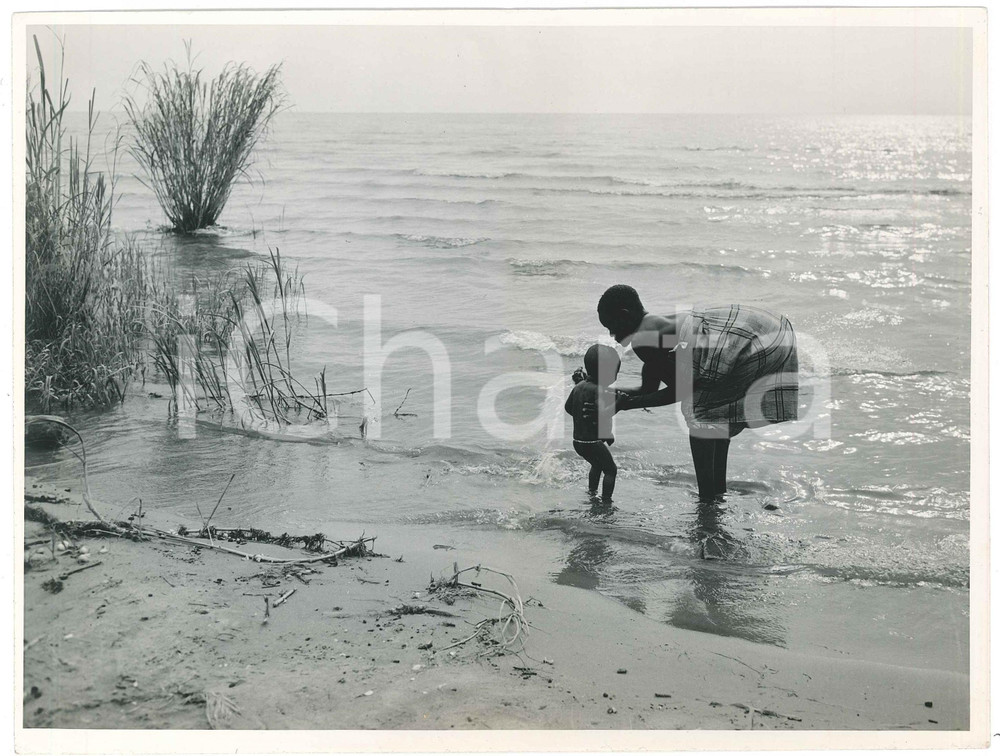 1949 BURUNDI Baignade au bord du Lac TANGANIKA *Foto J. MULDERS 24x18 cm  Fotografia d'epoca, che reca al verso la didascalia originale.FOTOGRAFO: J. Mulders - Congopresse FAIR/discreto lievi piegature angolari Formato: 24x18 cm originale e autentica 1