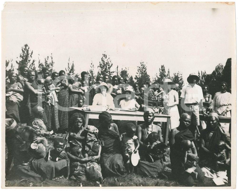 1929 CONGO BELGE - ELISABETHVILLE - Famille BISSEN parmi les indigènes *Photo  Fotografia originale d'epoca, con didascalia manoscritta al verso, che indica i membri della famiglia Bissen presenti: Jean, Paula e Jacques, oltre alla famiglia Hosman. VERY POOR/gravemente danneggiato piegature e strappi marginali; piccola mancanza angolare Formato: 30x24 cm originale e autentica 1
