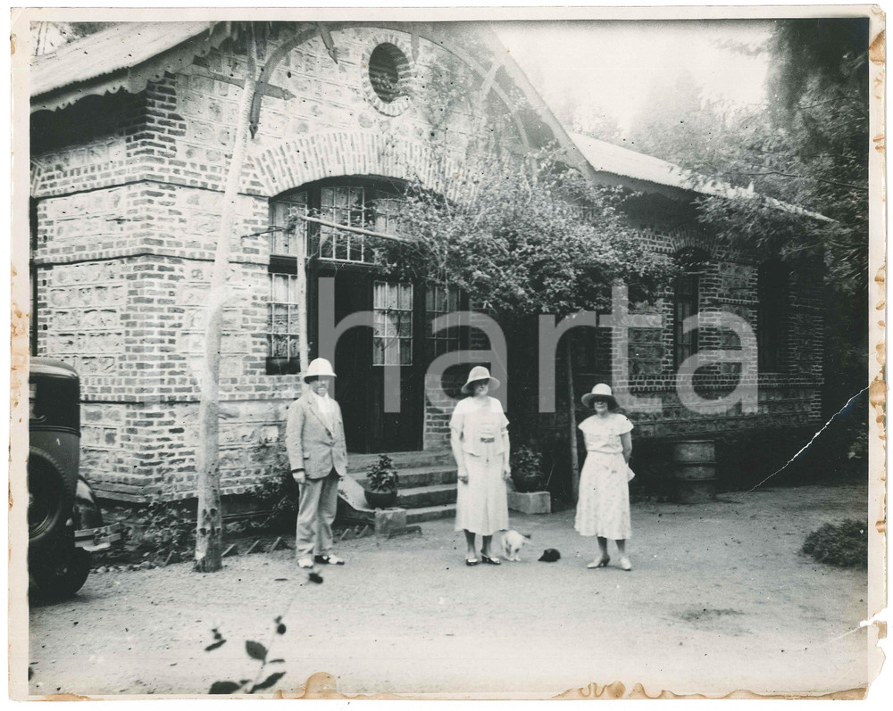 1929 CONGO BELGE  - Famille BISSEN - Portrait *Photo 30x24 cm  Fotografia originale d'epoca. VERY POOR/gravemente danneggiato piccoli strappi e mancanze marginali; macchie di colla Formato: 30x24 cm originale e autentica 1