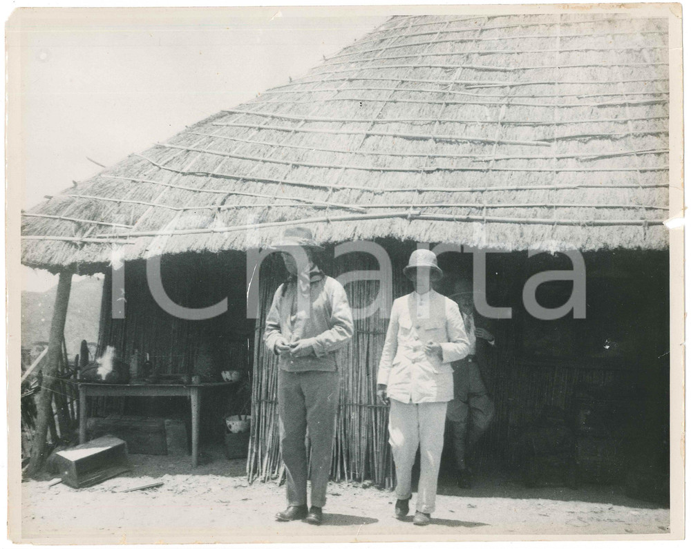1928 CONGO BELGE Roi Albert Ier visite le KIVU *Photo 30x24 cm  Fotografia originale d'epoca, con didascalia manoscritta al verso. POOR/danneggiato piccoli strappi e mancanze ai margini e agli angoli Formato: 30x24 cm originale e autentica 1