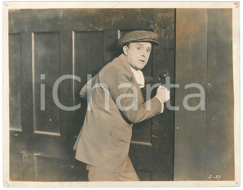 1920 Silent film "The Fatal Hour" - Thomas W. ROSS - Photo 24x18 cm Fotografia originale d'epoca, con didascalia al verso. FAIR/discreto piccole piegature angolari con fori e strappi; aloni e difetti di stampa Formato: 24x18 cm originale e autentica 1