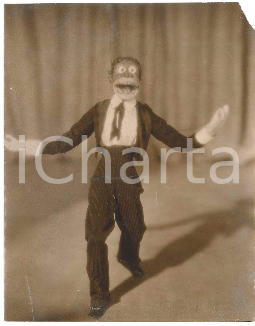 1927 USA Al JOLSON - Jazz singer (2) DAMAGED Photo 20x25 cm Fotografia originale d'epoca, con didascalia al verso. VERY POOR/gravemente danneggiato strappi al lato inferiore, evidente piegatura centrale e mancanza angolare Formato: 20x25 cm originale e autentica 1