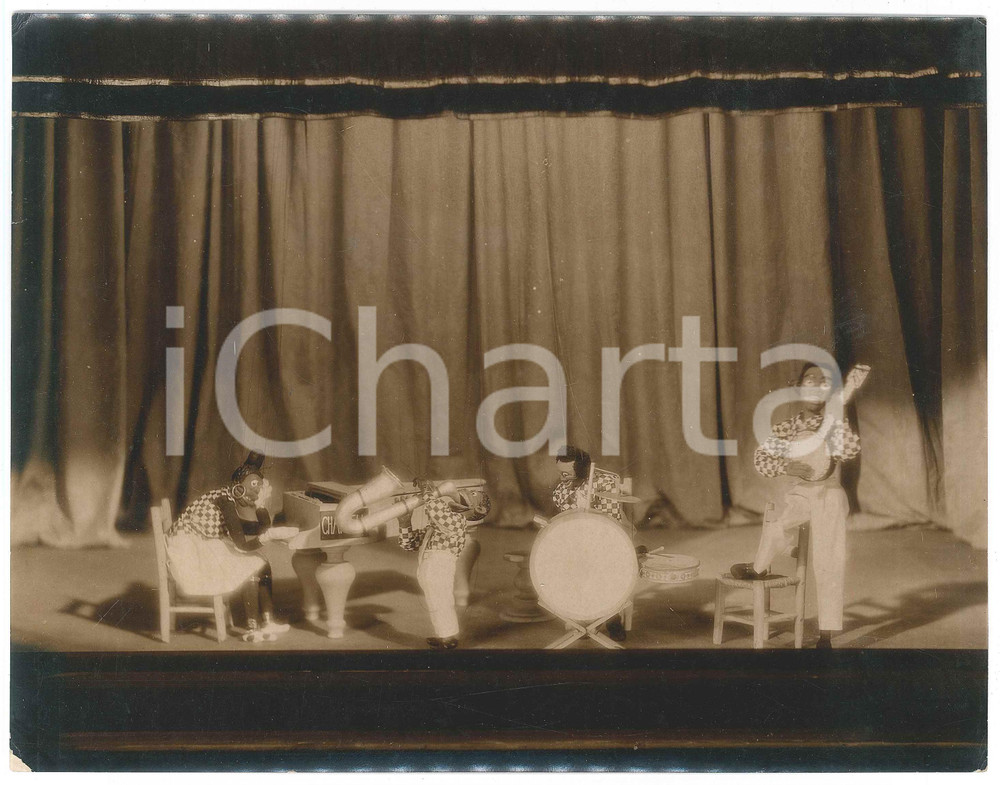 1930 ca USA - THE GORNOS Marionettes - Jazz band - Photo 25x20 cm Fotografia originale d'epoca, con didascalia al verso. FAIR/discreto minime piegature angolari e sbrecciatura angolare Formato: 25x20 cm originale e autentica 1