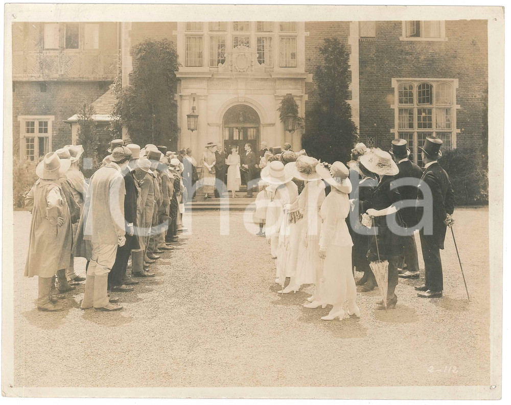 1920 Silent film "The Fatal Hour" - Group scene at a noble villa - Photo 24x19 Fotografia originale d'epoca. FAIR/discreto piccoli fori angolari, con minime piegature Formato: 24x19 cm originale e autentica 1