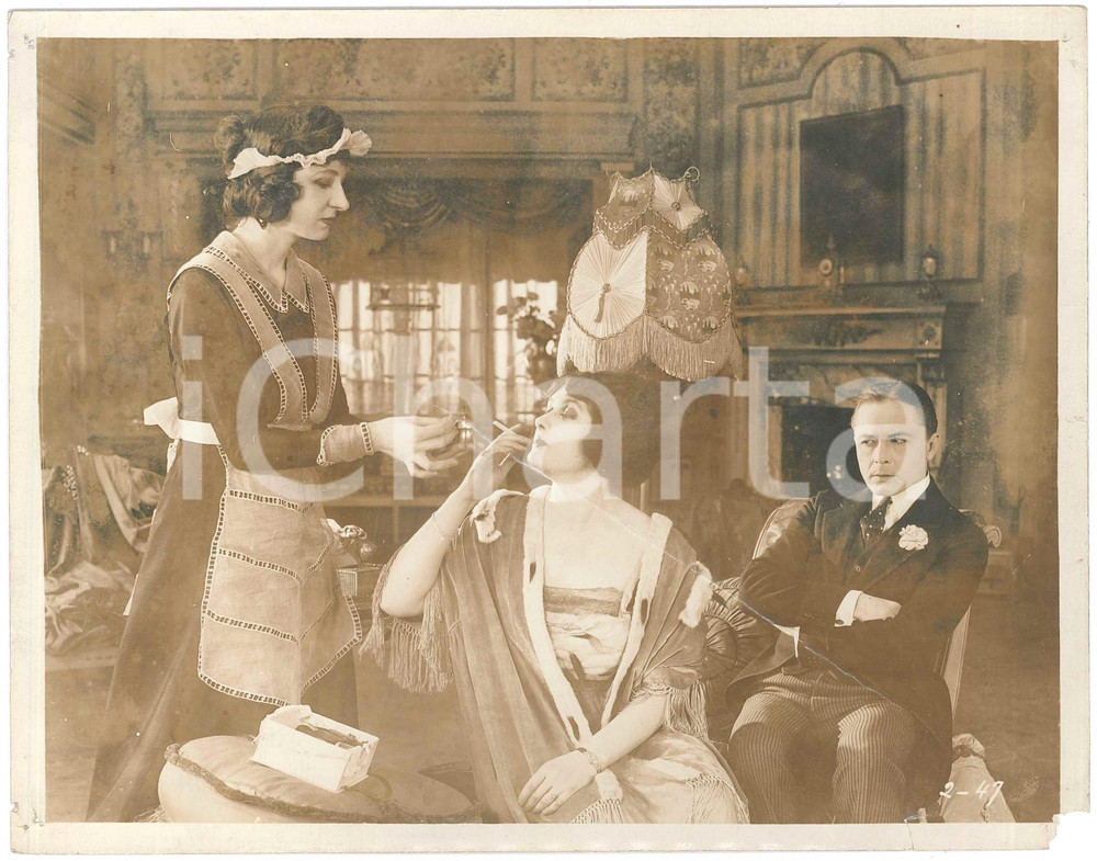 1920 Silent film "The Fatal Hour" - Lady smoking - DAMAGED Set photo 24x19 cm Fotografia originale d'epoca. VERY POOR/gravemente danneggiato piccoli fori angolari, profonda piegatura trasversale, mancanza angolare, aloni Formato: 24x19 cm originale e autentica 1