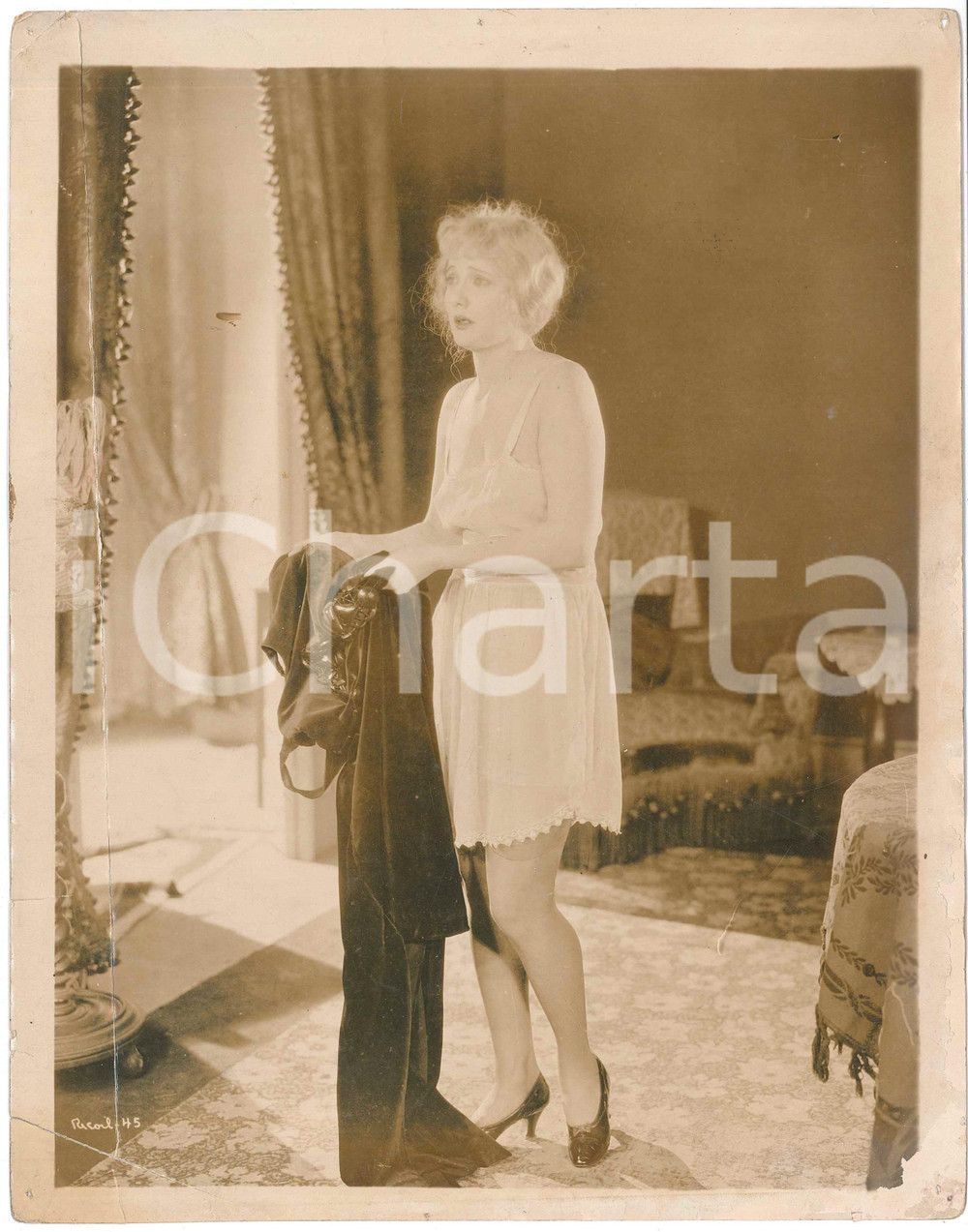 1924 USA Silent film "The Recoil" Betty BLYTHE (2) DAMAGED Set photo 20x26 cm Fotografia originale d'epoca, con didascalia al verso. VERY POOR/gravemente danneggiato profonde piegature, al lato sinistro con tagli riparati da adesivo; piccoli fori angolari con piegature; danni da umidità ai margini Formato: 20x26 cm originale e autentica 1