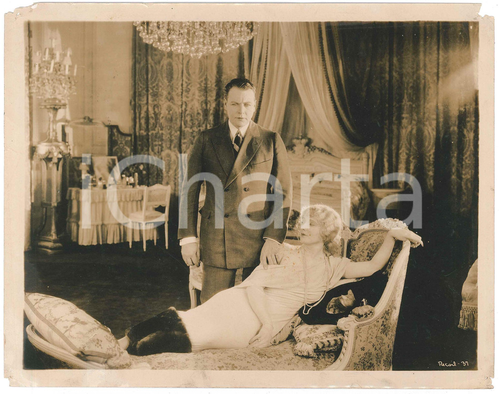 1924 USA Silent film "The Recoil" - Mahlon HAMILTON Betty BLYTHE - Set photo (2) Fotografia originale d'epoca, con didascalia al verso. POOR/danneggiato piccoli fori angolari con piegature; danni da umidità ai margini; piccoli strappi marginali e mancanze; piccole macchie Formato: 26x20 cm originale e autentica 1