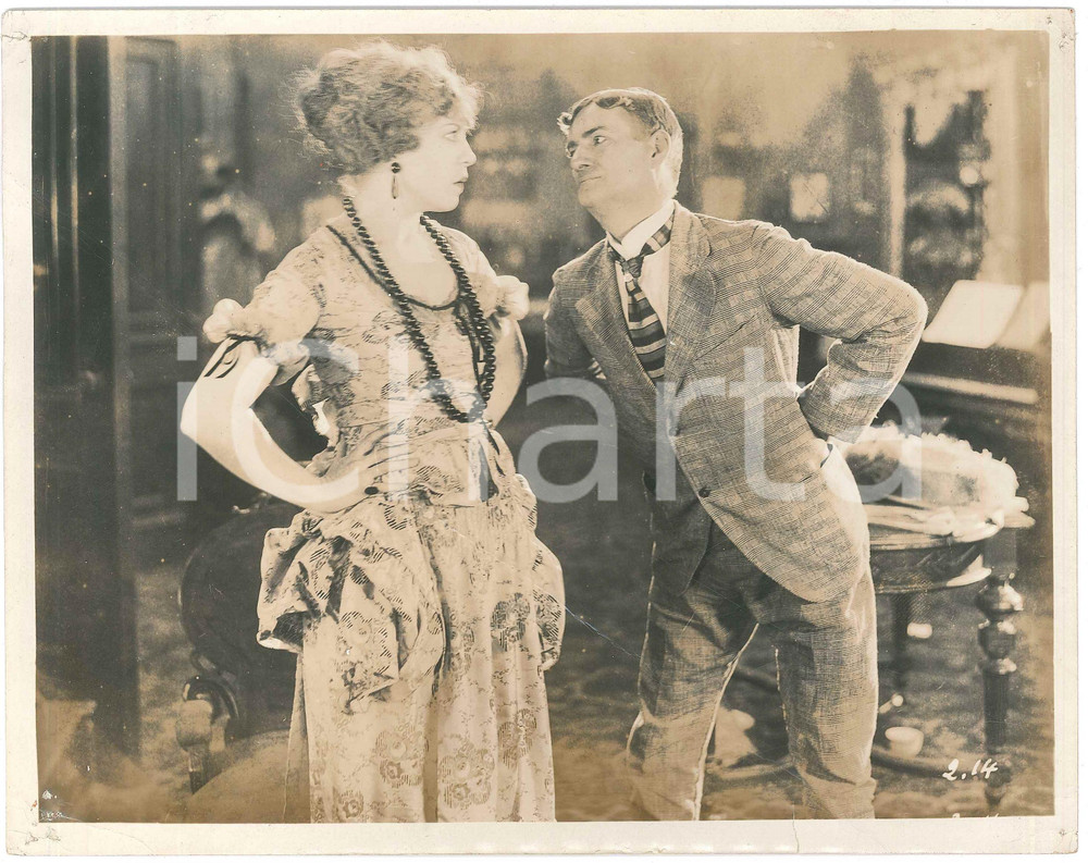 1920 USA Silent film "The Fatal Hour" - Set photo (4) - DAMAGED 24x19 cm Fotografia originale d'epoca. VERY POOR/gravemente danneggiato piccoli fori angolari con minimi strappi, piccole piegature angolari, profonda piegatura trasversale Formato: 24x19 cm originale e autentica 1