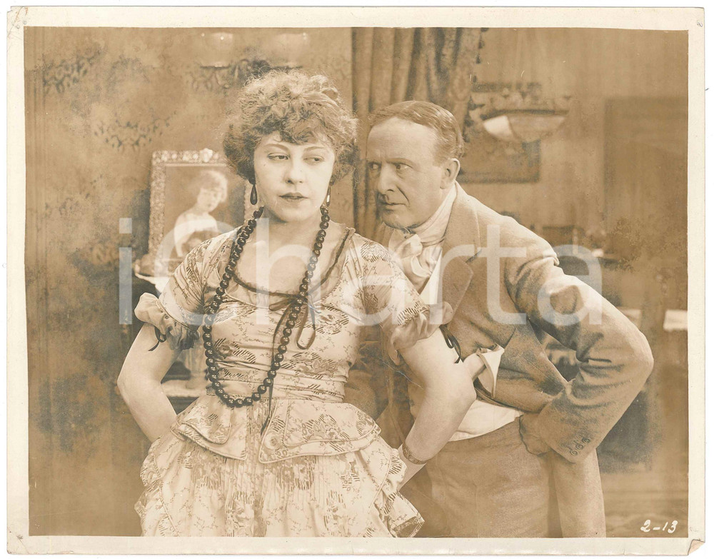 1920 USA Silent film "The Fatal Hour" - Set photo (5) - DAMAGED 24x19 cm Fotografia originale d'epoca. VERY POOR/gravemente danneggiato piccoli fori angolari con minime piegature, profonda piegatura trasversale, vasto alone Formato: 24x19 cm originale e autentica 1