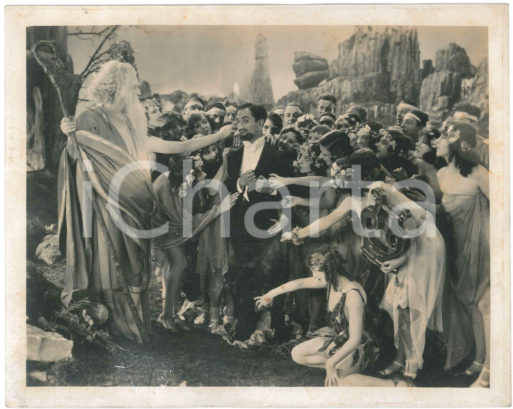1927 USA Silent comedy film "The Arcadians" - Set photo 25x20 cm Fotografia originale d'epoca, con didascalia al verso. POOR/danneggiato piccole macchie al centro, danni da umidità ai margini Formato: 25x20 cm originale e autentica 1