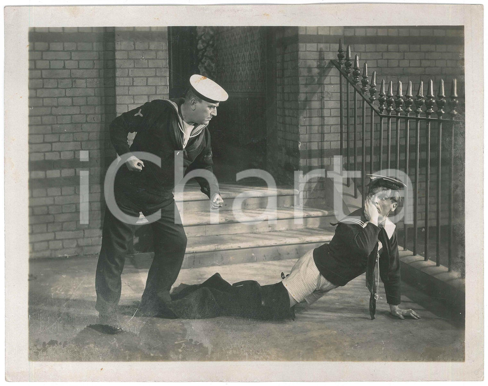 1924 USA Silent comedy film "A sister to assist her" - Set photo 25x20 cm Fotografia originale d'epoca, con didascalia al verso. FAIR/discreto piccole macchie al centro, lievi danni da umidità ai margini, difetti di stampa Formato: 25x20 cm originale e autentica 1
