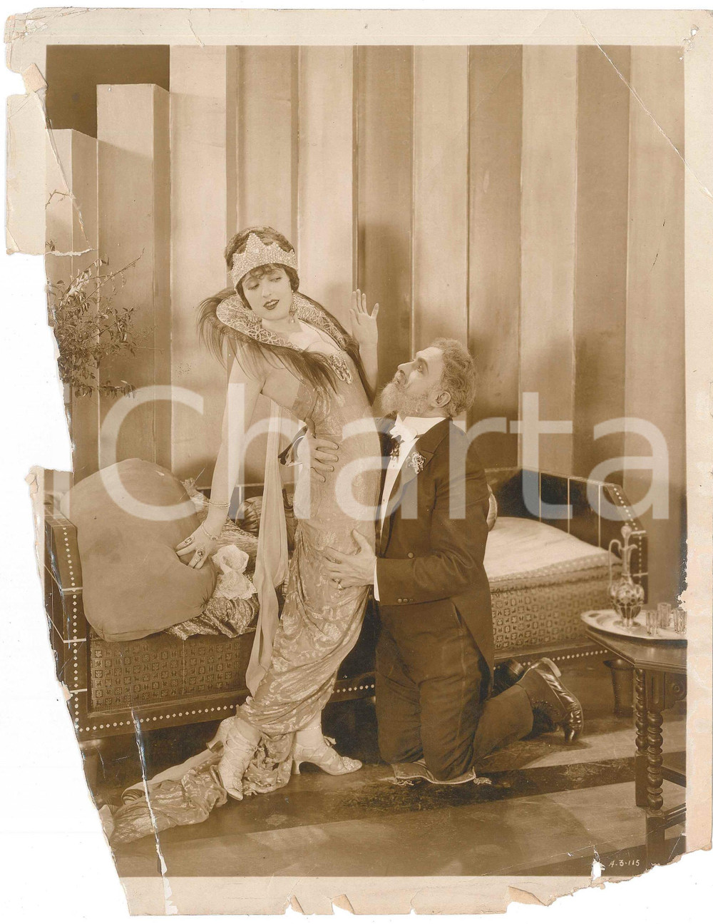 1923 Silent film "Slave of desire" George PERIOLAT Carmen MYERS (2) Set photo Fotografia originale d'epoca, con didascalia al verso. VERY POOR/gravemente danneggiato piccoli fori angolari; piegature evidenti; danni da umidità ai margini; piccoli strappi marginali e ampie mancanze ai margini Formato: 20x26 cm originale e autentica 1