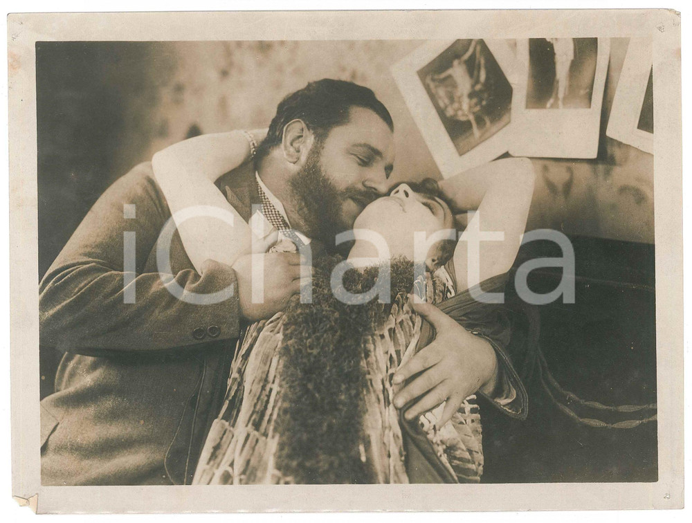 1920 ca USA Silent film - Love scene - Set photo 24x18 cm Fotografia originale d'epoca, con didascalia al verso. POOR/danneggiato fori di affissione e piccoli strappi angolari Formato: 24x18 cm originale e autentica 1