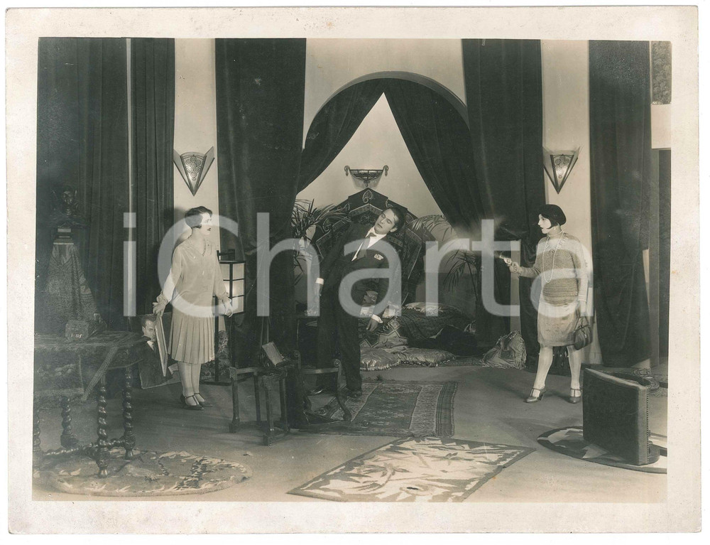 1920 ca USA Silent film - Murder scene - Set photo 24x18 cm Fotografia originale d'epoca, con didascalia al verso. GOOD/buono minime macchie marginali Formato: 24x18 cm originale e autentica 1